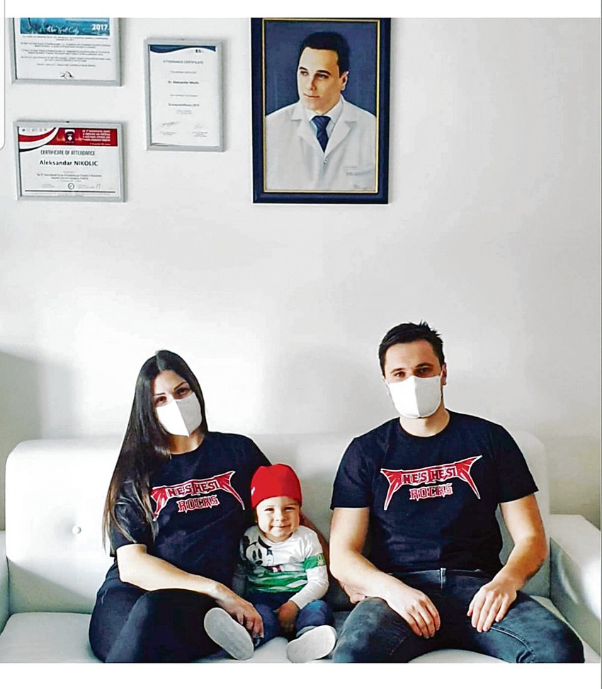 Dr Aleksandar Nikolić sa svojom porodicom