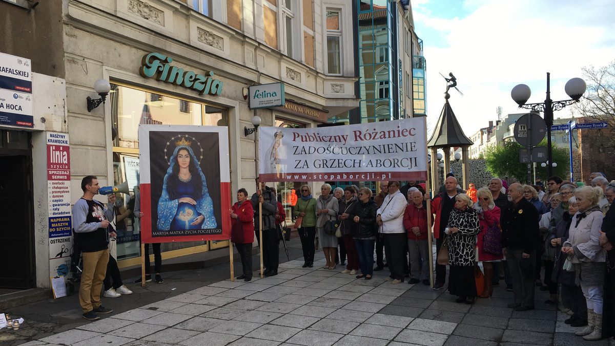 Są wyborcami PiS-u, ale nie są zadowoleni, że partia rządząca do tej pory nie opowiedziała się jednoznacznie po jednej ze stron w sporze o aborcję. Obrońcy życia po raz kolejny spotkają się przed biurem minister Elżbiety Rafalskiej w Gorzowie Wielkopolskim, aby odmówić wspólnie publiczny różaniec "wynagradzający za grzech aborcji w Polsce". Liczą na to, że minister rodziny, pracy i polityki społecznej w końcu ich wesprze.