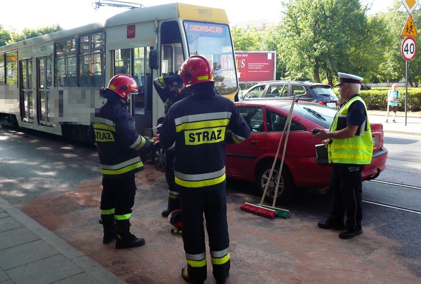 Czołowe zderzenie opla z tramwajem