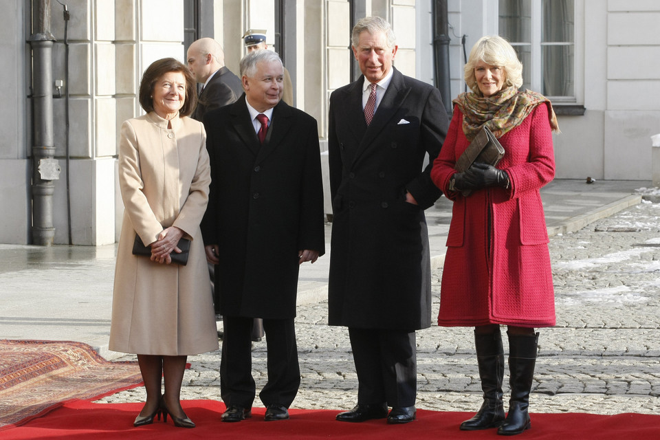 Maria Kaczyńska i Lech Kaczyński oraz książę Karol i Camilla Parker-Bowles (obecnie król Karol III i królowa Kamila)