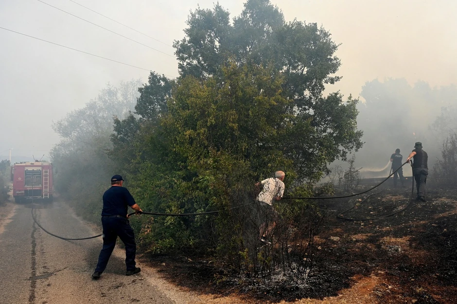 Vatrogascima u gašenju požara pomažu i stanovnici Podgorice 13. avgust 2025.