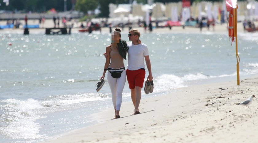 Rafał Zawierucha z dziewczyną na plaży w Sopocie