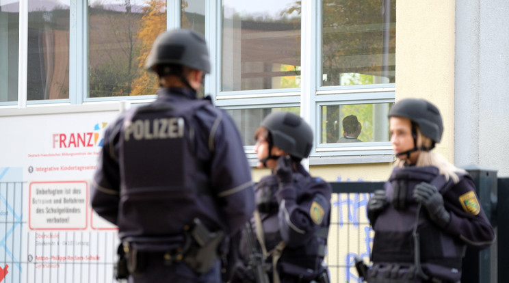 Gépfegyveres rendőrök a lipcsei Reclam gimnáziumnál, miután ez az intézmény is fenyegetést kapott / Fotó: AFP