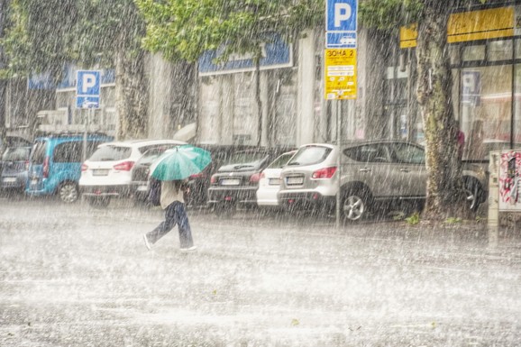 (FOTO, VIDEO) POČELA JAKA OLUJA U SRBIJI! Vetar nosi sve pred sobom, tuče i GRAD, a u narednih SAT VREMENA stiže UDAR NA BEOGRAD: RHMZ izdao hitno upozorenje