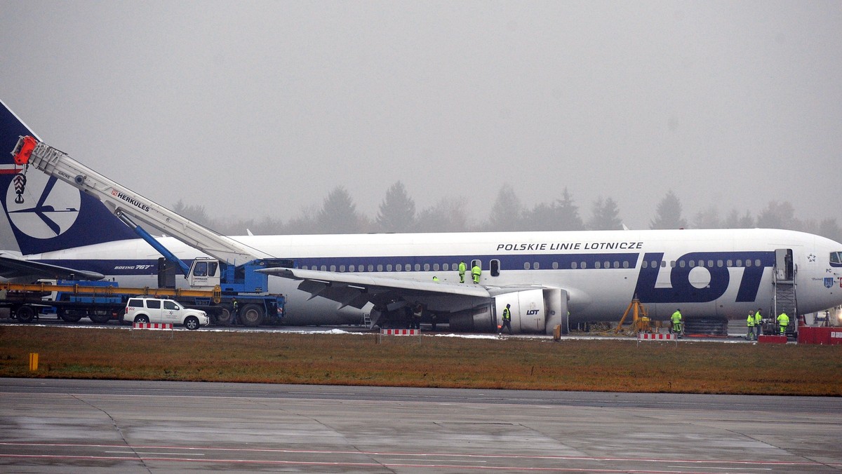 Awaryjne lądowanie Boeinga 767 "na brzuchu" zostało zakwalifikowane jako wypadek lotniczy - poinformował wiceprzewodniczący Państwowej Komisji Badania Wypadków Lotniczych Maciej Lasek. Policja przesłuchała także 11 członków załogi należącego do PLL LOT samolotu.