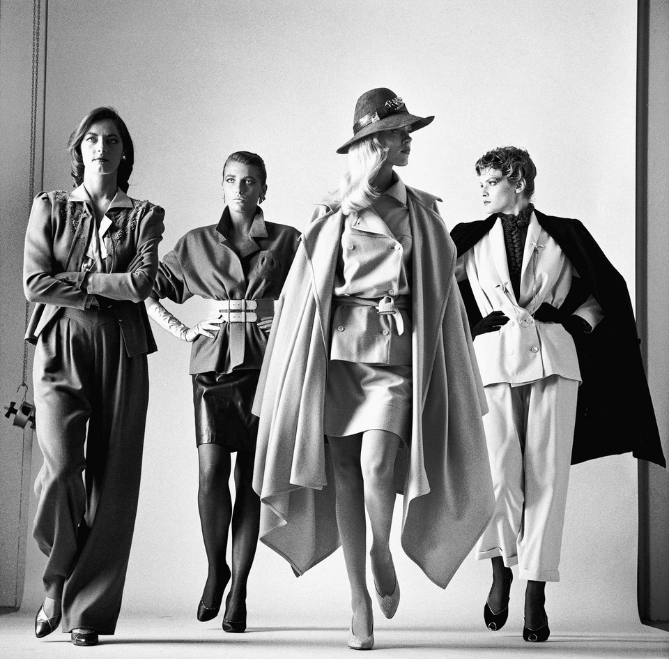Helmut Newton, "Sie kommen (dressed)" (francuski "Vogue", Paryż, 1981)