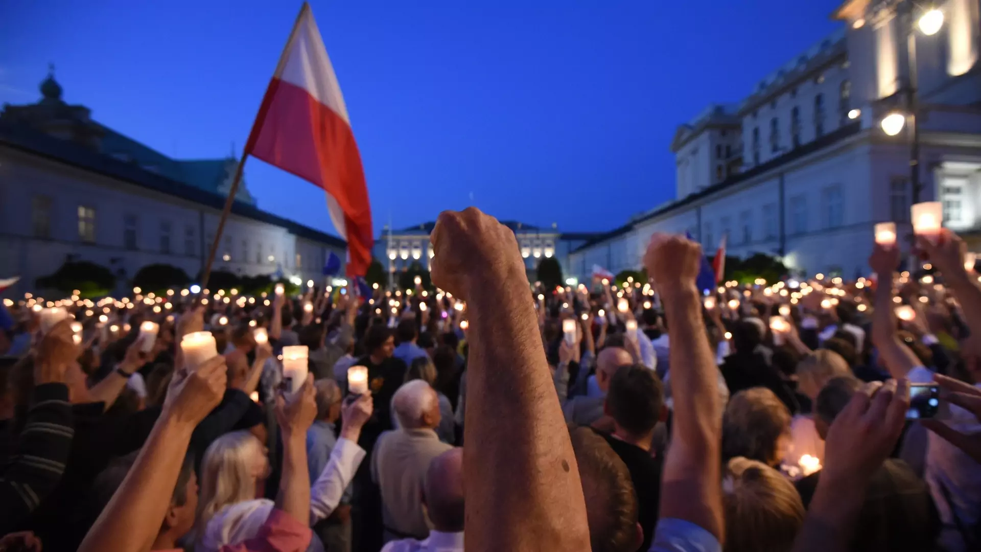 Co działo się w nocy, podczas której Kaczyński oskarżył przeciwników o morderstwo brata. Tłumy pod Pałacem i Sejmem