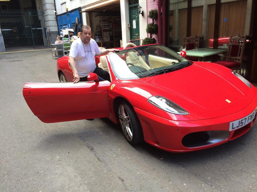 Dejvid Vest pored jednog od svojih automobila