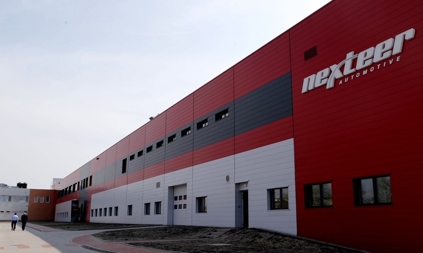 Europejskie Centrum Techniczne koncernu, gdzie będą prowadzone prace badawcze-rozwojowe, rozpocznie działalność na terenie nowego zakładu w połowie tego roku. Zadaniem inżynierów będą prace nad najnowszymi typami systemów sterowania pojazdów, od budowy prototypów, po testy na powstającym przy fabryce torze testowym.
<br>
„Inżynierowie pracujący w naszym Centrum Technicznym będą mieli unikatową możliwość projektowania i rozwijania najbardziej zaawansowanych typów systemów sterowniczych, które wyznaczają trendy w zakresie bezpieczeństwa i komfortu prowadzenia setek milionów samochodów na świecie. Będzie to zespół, który wraz z naszymi klientami będzie współtworzył samochody przyszłości” – zapowiedział dyrektor ds. technicznych Nexteer Automotive Poland Ryszard Iskra.
<br>mab/ pz/
<br>  fot. (kru) PAP/Andrzej Grygiel
