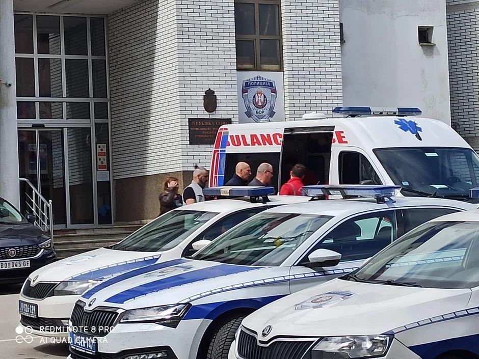 Hitna ispred policije u Boru