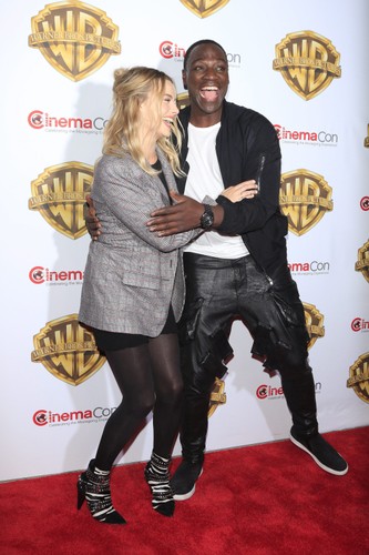 Margot Robbie i Adewale Akinnuoye-Agbaje na CinemaCon 2016