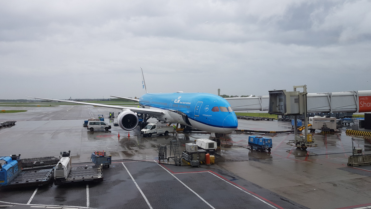 Linie KLM ogłosiły w tym miesiącu, że podjęły decyzję o regularnym zakupie zrównoważonego paliwa lotniczego (SAF) do swoich lotów z lotniska Schiphol w Amsterdamie. Pozwoli to zmniejszyć emisję CO2 nawet o 80%.  Dostawcą będzie koncern Neste, który wytwarza nieszkodliwe dla środowiska, alternatywne paliwo ze zużytego oleju kuchennego. 