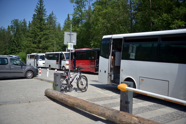 Pod sam szlak turyści dojeżdżają samochodem lub autobusem