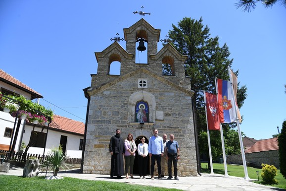 Dve kandidatkinje Srpske liste za poslanice posetile srpske porodice u Velikoj Hoči i Orahovcu: "U nekim situacijama bude, zaista, teško živeti ovde" (FOTO)