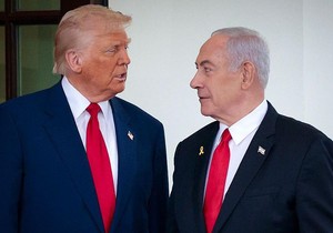 Donald Tramp pozdravlja izraelskog premijera Benjamina Netanjahua po dolasku u Belu kuću | Foto: Getty Images