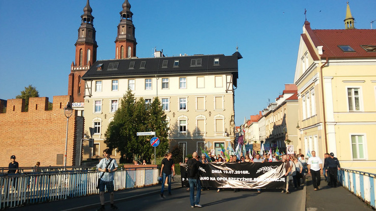 "Rok temu na Opolszczyźnie upadła demokracja" – tak uważają przeciwnicy powiększenia Opola, którzy w niedzielę wyjdą w proteście na ulice miasta. Za dwa miesiące stolica województwa wchłonie tereny z sąsiednich gmin, tym samym powiększając liczbę mieszkańców (ze 119 tys. do 128 tys.) oraz powierzchnię ( z 96,5 km kw. do 148,8 km kw.)