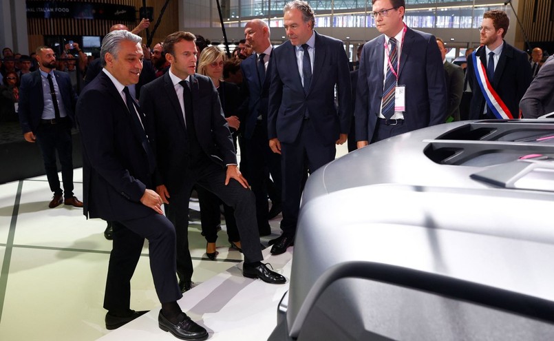 Emmanuel Macron na stoisku Renault