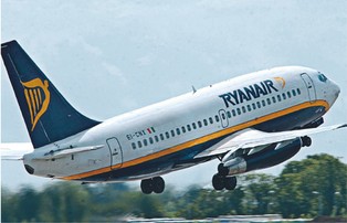 Tanie linie lotnicze chcą pieniędzy nawet za szklankę wody