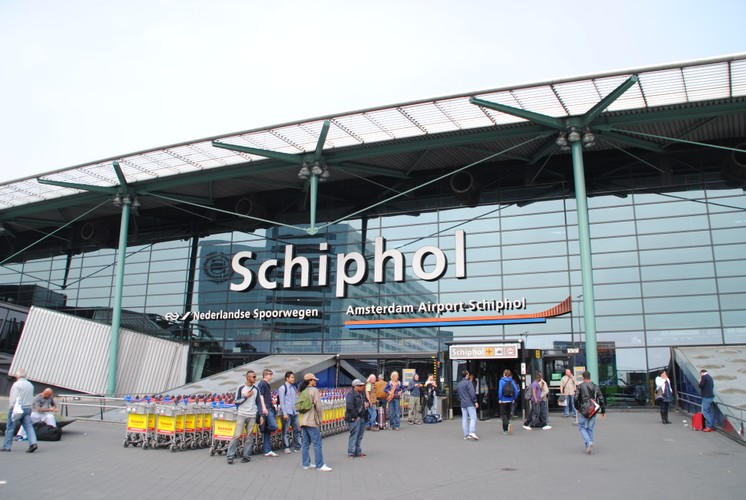 Amsterdam Schiphol to jedno z najczęściej odwiedzanych lotnisk w Europie. Jest głównym hubem dla takich linii jak KLM, Delta czy Transavia. Lotnisko to słynie z szerokiej gamy aktywności i rozrywek, z których mogą skorzystać pasażerowie. Znajduje się tu nawet biblioteka.
<br><br>
(fot. Cjh1452000/CC BY-SA 3.0)