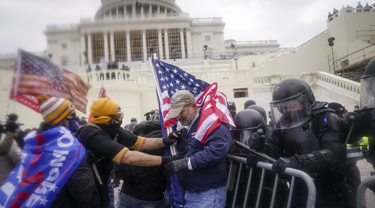 Donald Trump hívei ostromolják a Capitoliumot. / Fotó: MTI/AP/John Minchillo