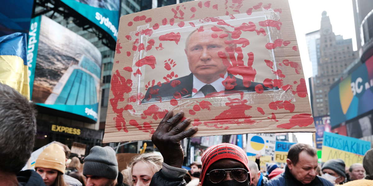 Protest przeciwko wojnie w Ukrainie na ulicach Nowego Jorku.