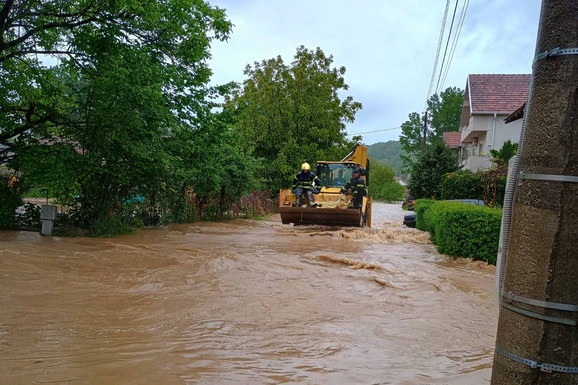 NEVREME NAPRAVILO HAOS KOD SVRLJIGA! Izlila se reka, više desetina kuća poplavljeno, počela EVAKUACIJA (FOTO, VIDEO)