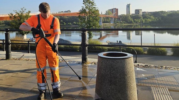 W Warszawie do dyspozycji mieszkańców i odwiedzających są 34 tys. ulicznych śmietników, a Zarząd Oczyszczania Miasta (ZOM) zajmuje się ok. 40 proc. z nich.