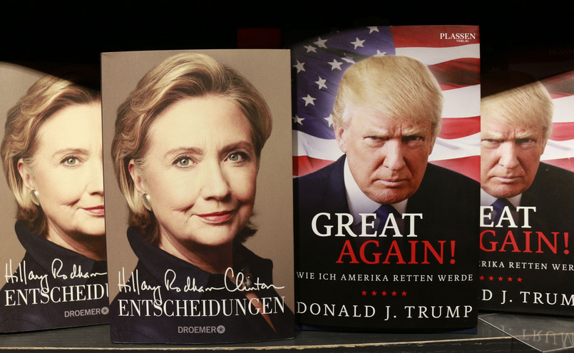 Książki Hillary Clinton i Donalda Trumpa w księgarni w Berlinie