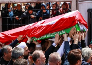 Kovčeg jedne od žrtava tokom pogreba u Karamanmarašu | Foto: Reuters