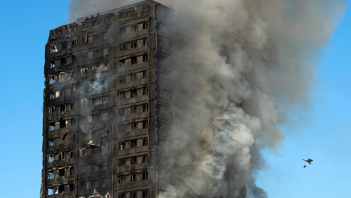 W nocy z wtorku na środę w Grenfell Tower w zachodnim Londynie wybuchł ogromny pożar. Jedna z kobiet, która była uwięziona w budynku, wysłała do swojej znajomej wzruszające wideo, w którym prosi o przebaczenie.