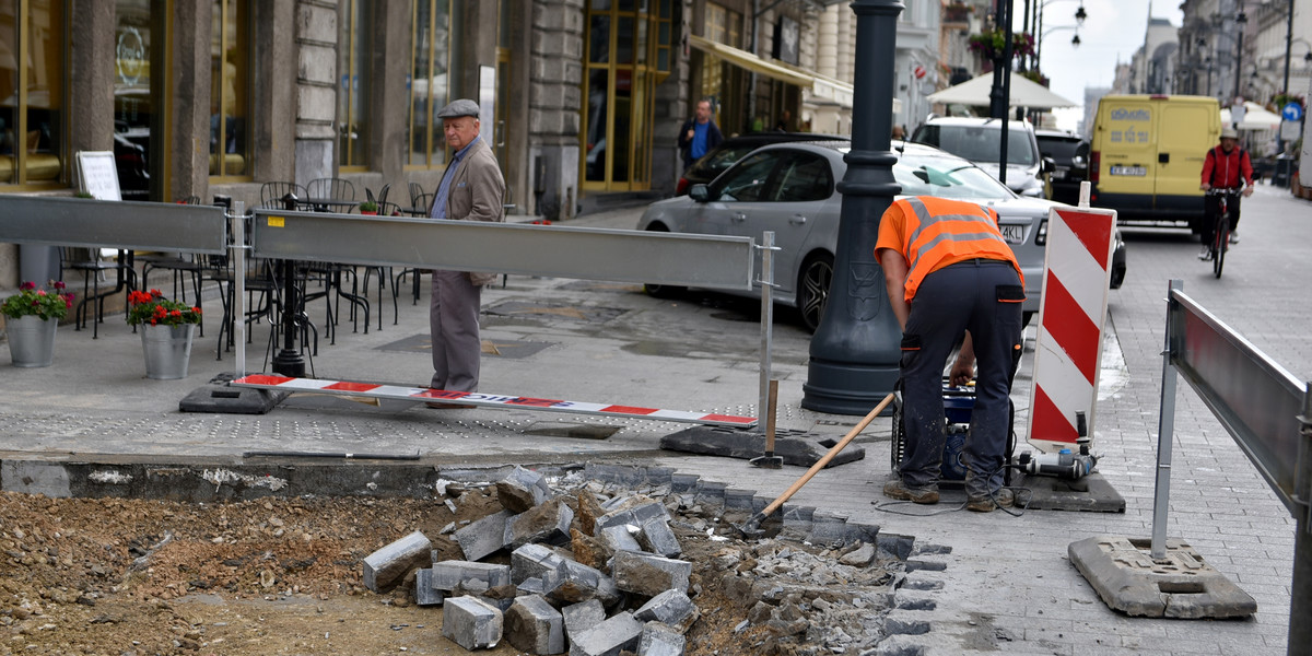 Remont na Traugutta. Niszczą płyty granitowe