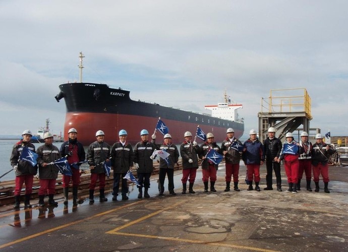 Nowa jednostka polskiego armatora w swój pierwszy rejs popłynie do jednego z portów wsch. wybrzeża Ameryki Płn., po zboże. Stamtąd już z ładunkiem wyruszy w drogę powrotną przez Pacyfik do Azji. KARPATAMI w jego pierwszej podróży dowodzi kpt. ż. w. Jacek Skowroński' - napisano na stronie Polsteam.