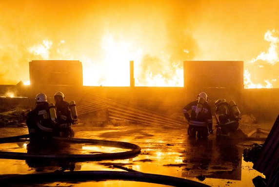 Pożar na nielegalnym wysypisku opon w Raciniewie.  Autor: PAP / Tytus Żmijewski