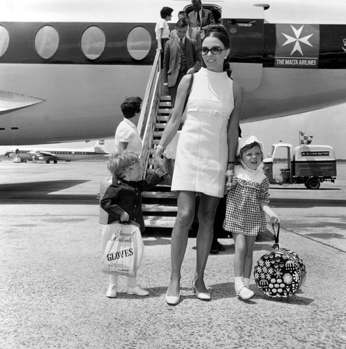 JoanCollins z dziećmi – Sachą i Tarą w Rzymie (1968)