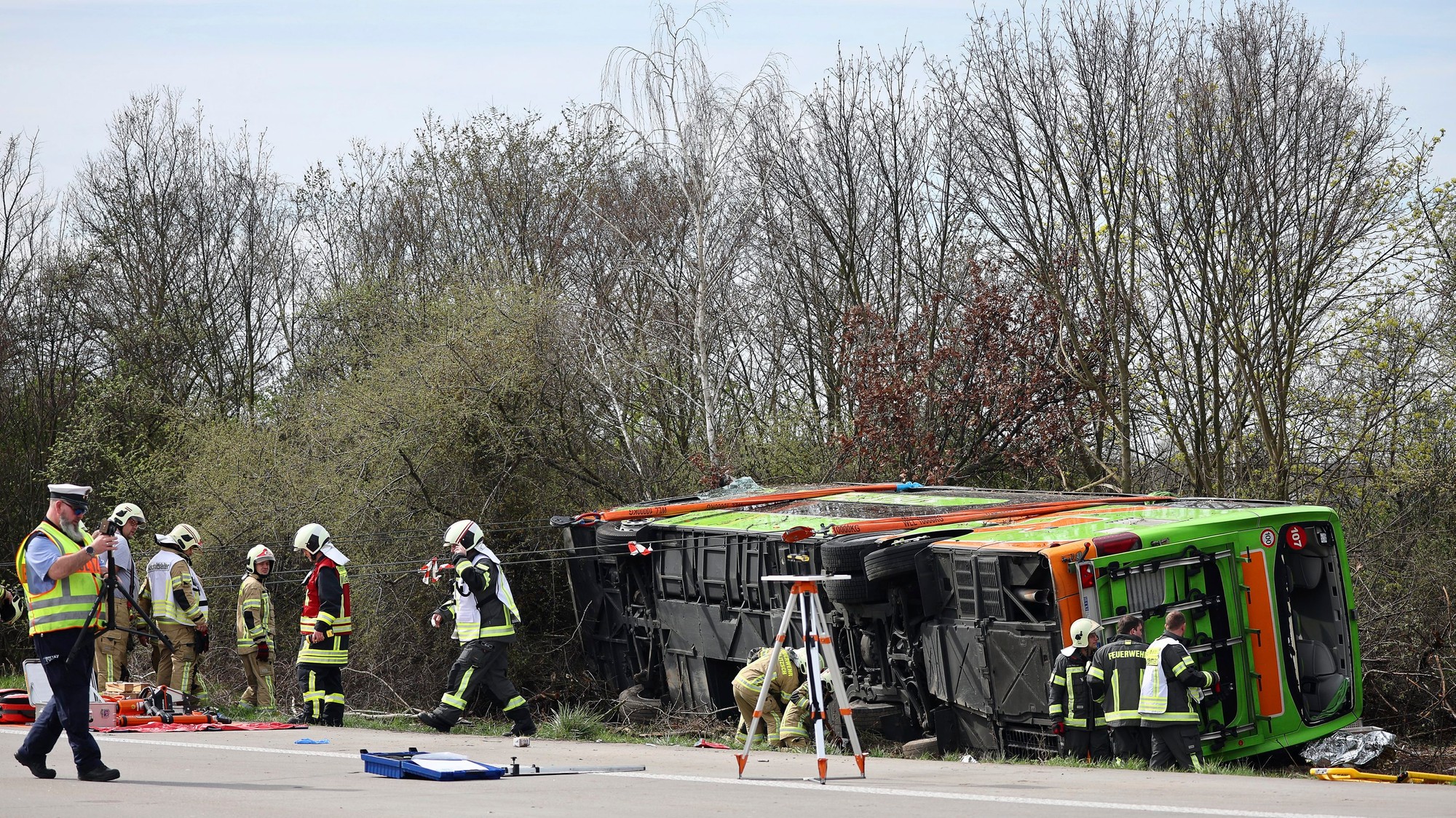 Diaľkový autobus zišiel z diaľnice a prevrátil sa na bok.