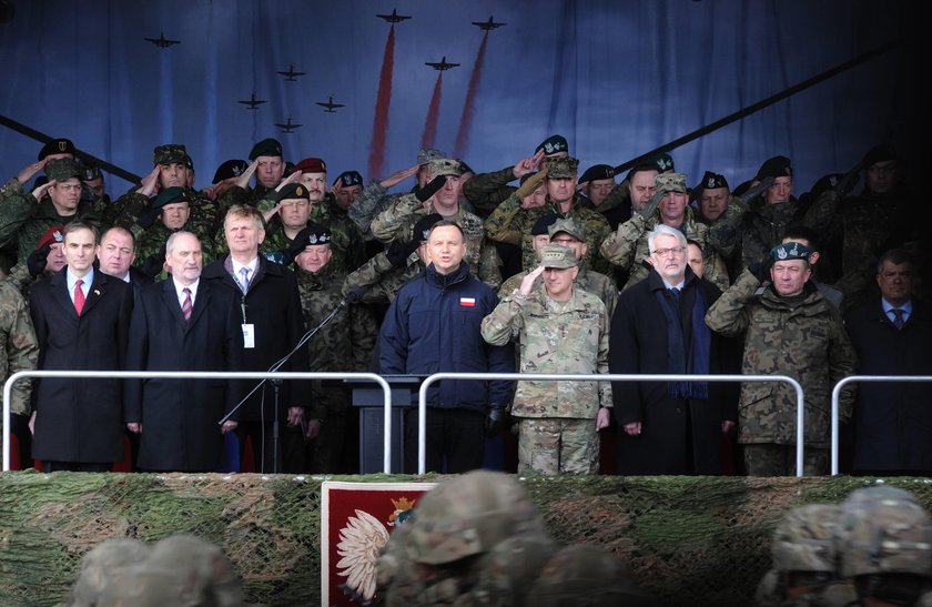 Żołnierze w deszczu czekali siedem godzin na Macierewicza