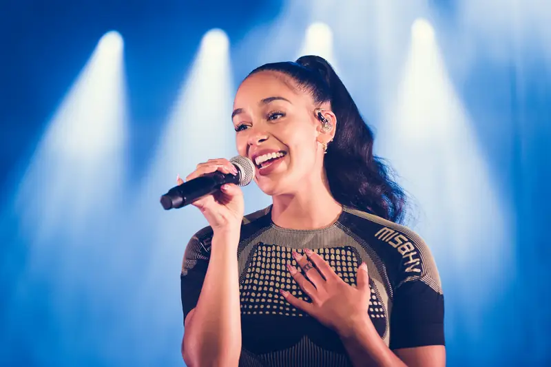 Jorja Smith wystąpiła na Open&#39;erze w ubraniach MISBHV