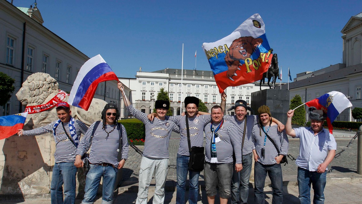 Czterech rosyjskich kibiców aresztowanych w śledztwie dotyczącym bójki po meczu Polska - Rosja jeszcze w środę odleci do Moskwy. Zostali zwolnieni z trzymiesięcznego aresztu za osobistym poręczaniem rosyjskiego konsula.