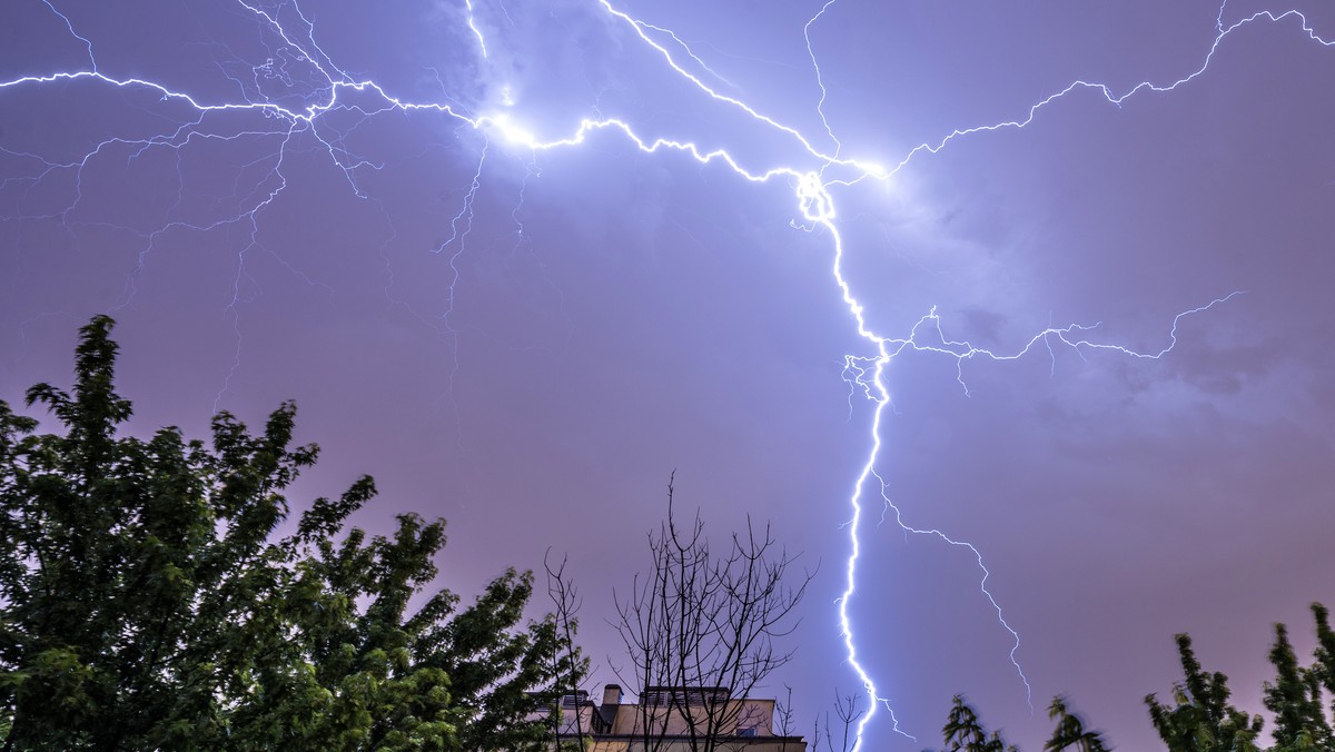 Dziś w północnej, centralnej i południowej części kraju mogą wystąpić burze z gradem - ostrzega Instytut Meteorologii i Gospodarki Wodnej.