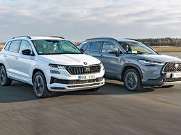 Skoda Karoq kontra Toyota Corolla Cross. Sprawdzamy, co jest lepsze — benzyniak czy hybryda?