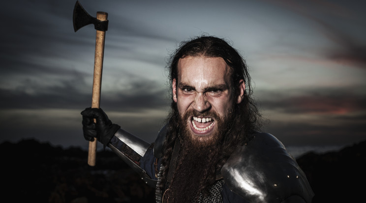 Hollywood a vikingeket előszeretettel az alkoholnak és a brutalitásnak élő, nevetséges barlanglakó ősemberekre jellemző ruhákban ábrázolta / Fotó: Getty Images