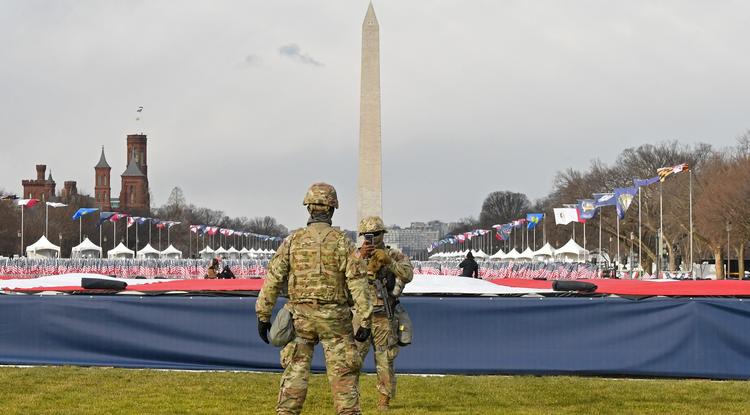 Katona járőrözik washingtonban, január 20-án.