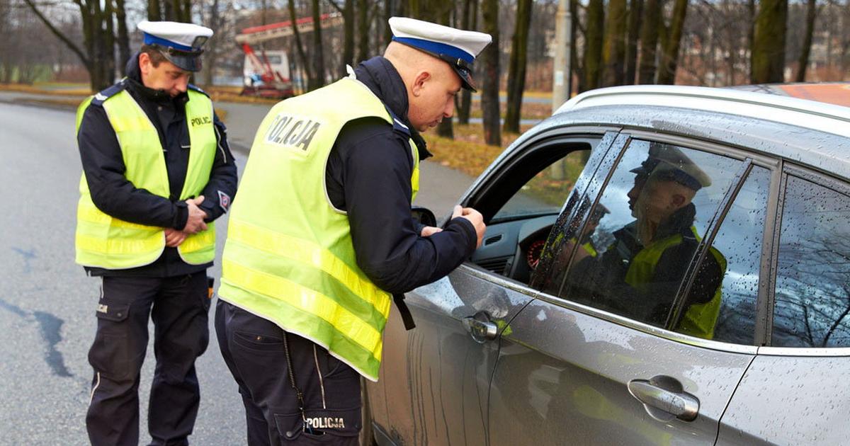  Znowu się zaczęło. Policjanci zaglądają do bagażników