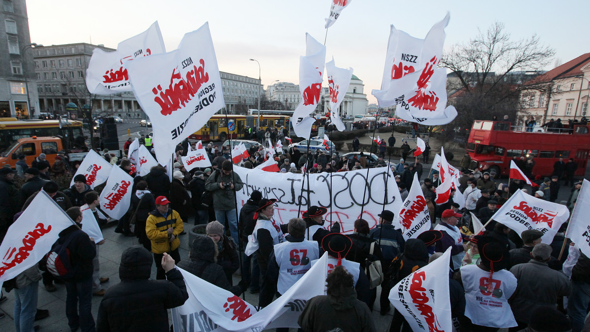 W centrum Warszawy, tuż po godzinie 18, rozpoczęła się organizowana przez PiS manifestacja. Zwolennicy tej partii protestują przeciwko rządu dotyczącym wydłużenia wieku emerytalnego kobiet i mężczyzn oraz wprowadzenia paktu fiskalnego. Prezes PiS Jarosław Kaczyński podkreślał, że marsz jest po to, by "powiedzeć, że nie zgadzamy się na to, żeby nas oszukiwano". - To jest czerwona kartka dla rządu. Chcemy ją pokazać. Dosyć tego! - dodał.