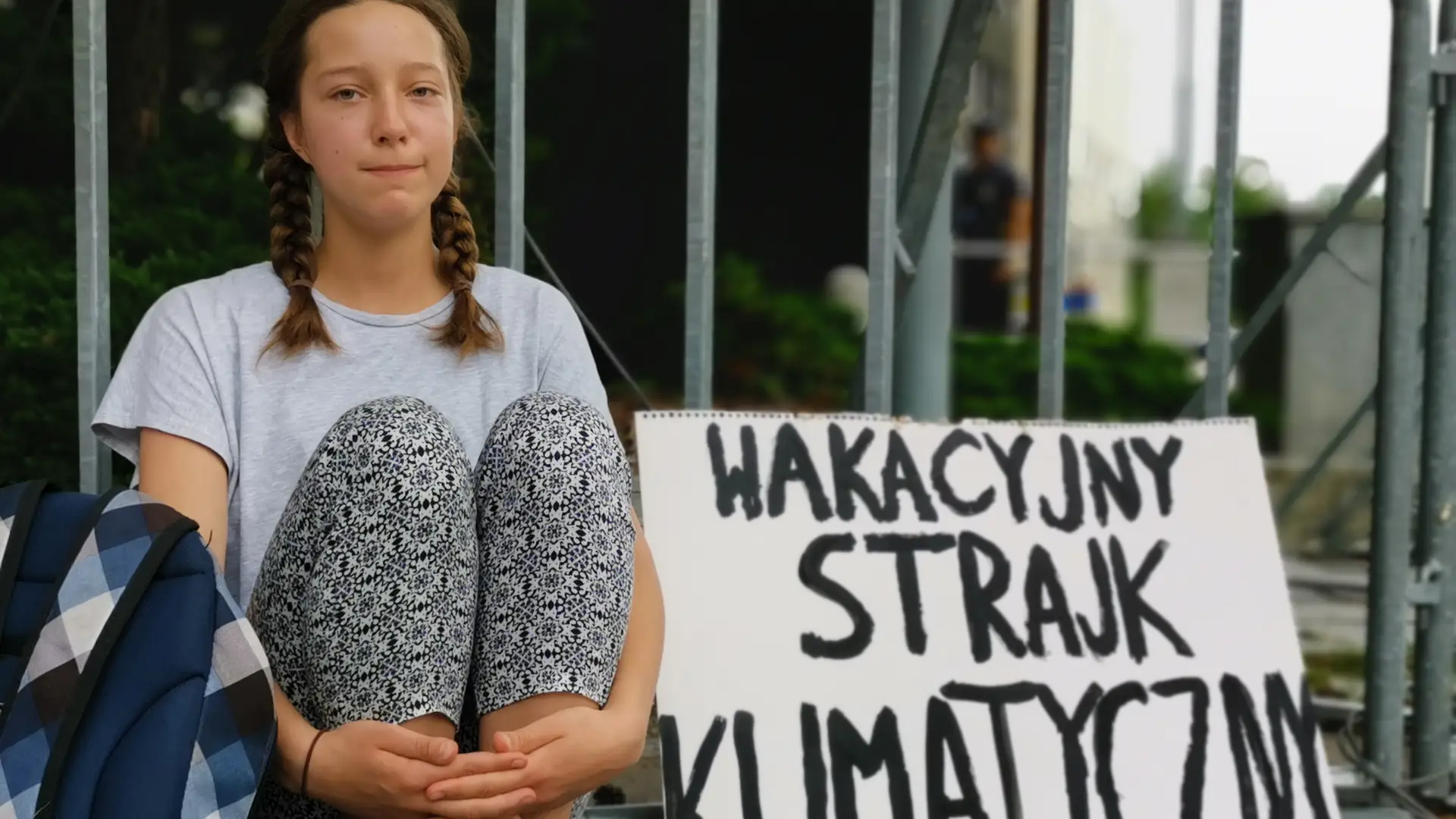 "Boję się o swoją przyszłość" - 13-letnia Inga prowadzi pod Sejmem samotny "Wakacyjny strajk klimatyczny"