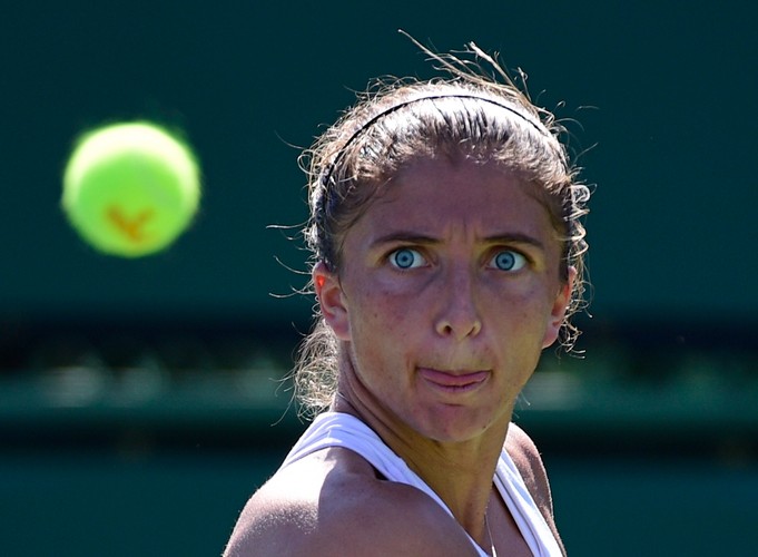 Latająca Szarapowa, ekstremalna mini Halep, szpagat Hradeckiej na Indian Wells