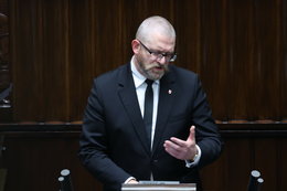 Grzegorz Braun zmierzy się z zarzutami. Sejm uchylił immunitet posłowi Konfederacji