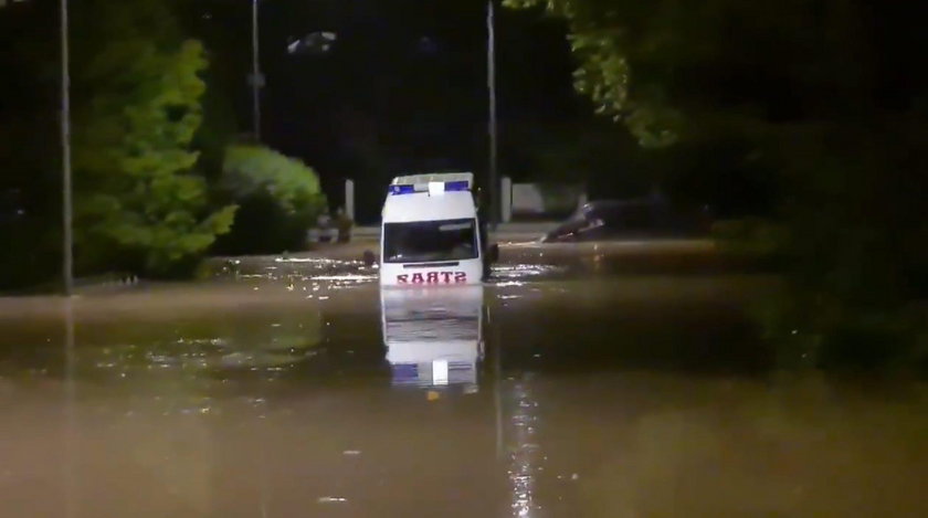 Dramat na Podkarpaciu. Woda porwała wóz strażacki z pięcioosobową rodziną