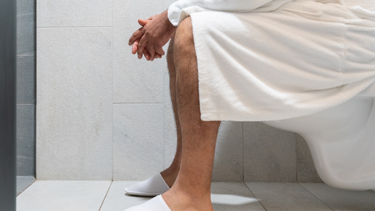 Sedeći položaj mokrenja je zdraviji za muškarce