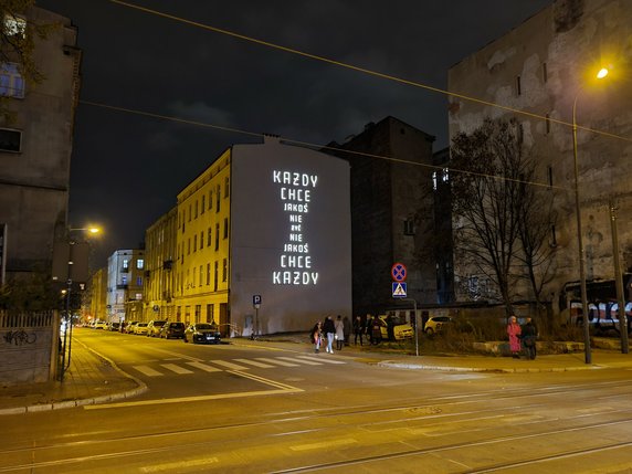 Każdy chce jakoś nie żyć. Nowy neon w Łodzi z cytatem Doroty Masłowskiej.